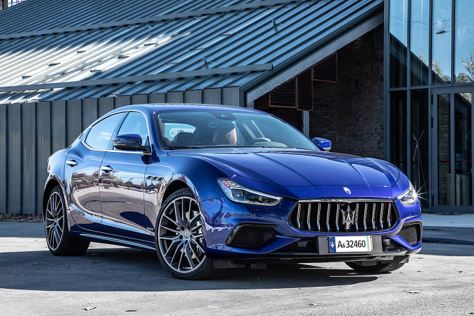Maserati Ghibli hybrid có giá gần 6 tỷ đồng