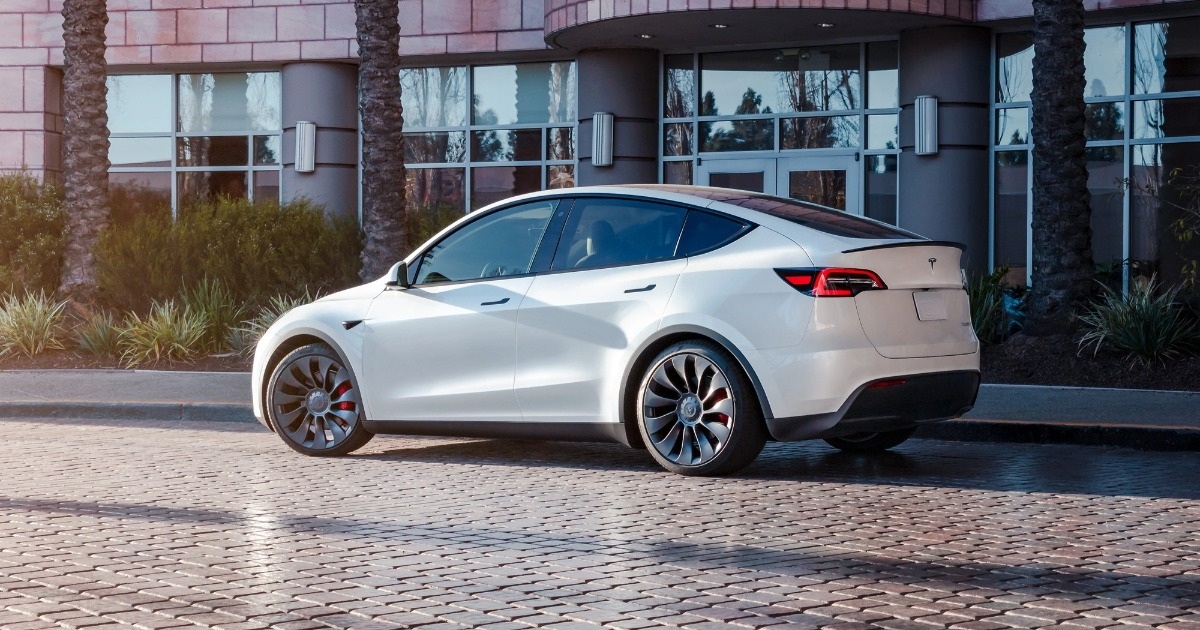 Chủ xe Tesla ngỡ ngàng khi thấy ô tô của mình bị hãng khóa từ xa rồi cẩu đi