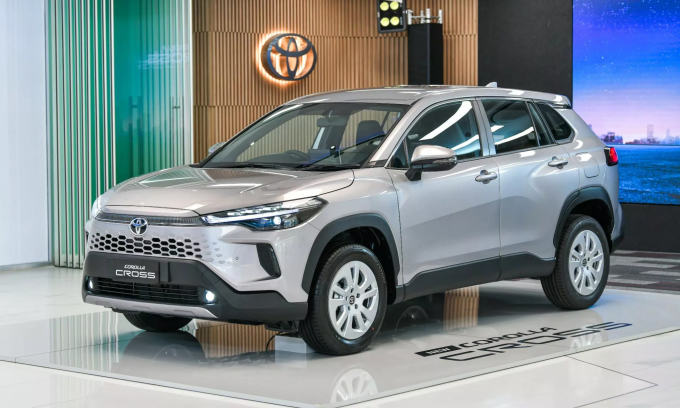 Toyota Corolla Cross 2024 bán 'bia kèm lạc' 20 triệu đồng