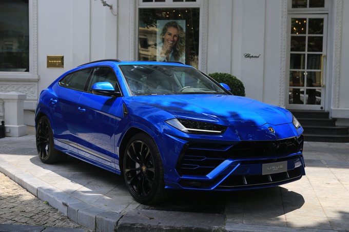 Soi chi tiết siêu SUV Lamborghini Urus màu lạ tại Hà Nội