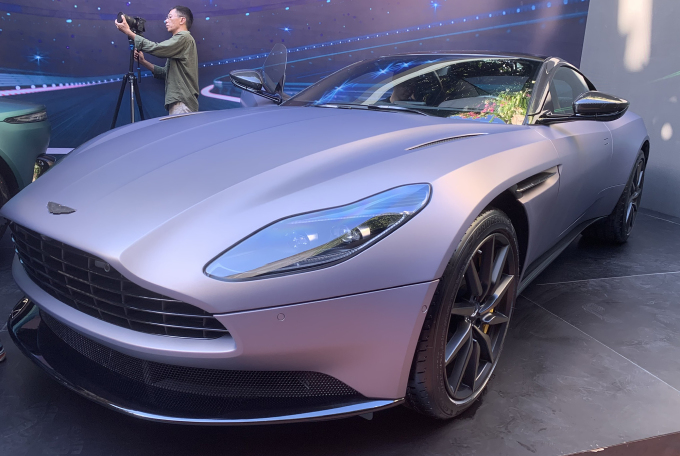 Aston Martin DB11 V8 Coupe - xe thể thao giá 19,8 tỷ đồng