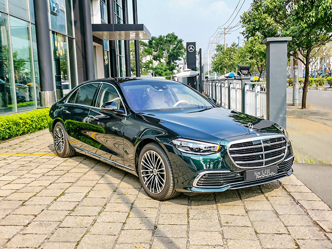 Cận cảnh mẫu xe Mercedes-Benz S450 màu xanh lục bảo tại đại lý