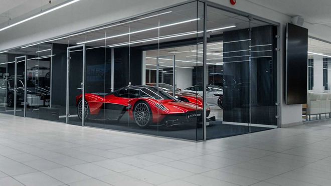 Cận cảnh siêu xe hypercar Aston Martin Valkyrie đầu tiên tại đại lý, giá hơn 69 tỷ đồng