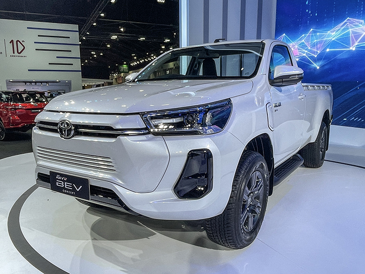 Cận cảnh xe bán tải điện đầu tiên của Toyota tại BIMS 2023