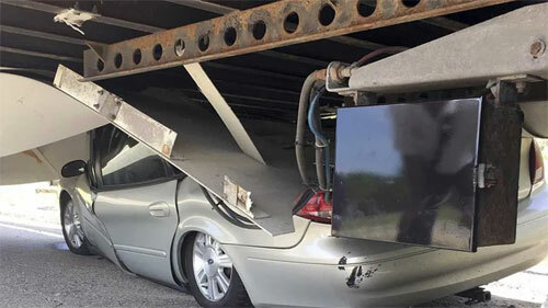 Tài xế sống sót trong ôtô bẹp rúm dưới gầm xe tải