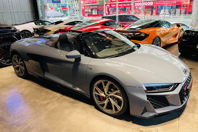 Chi tiết Audi R8 V10 RWD mui trần tại showroom triệu đô ở TP.HCM