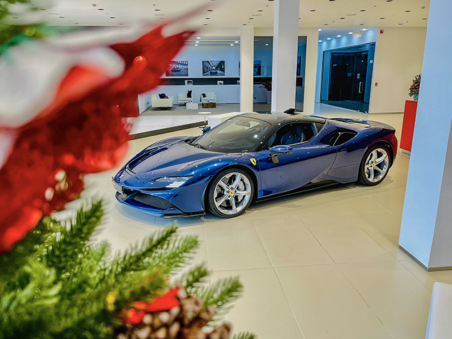 Chi tiết siêu xe Ferrari SF90 màu sơn độc tại đại lý Việt Nam