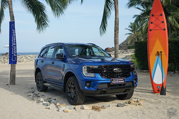 Ford Everest 2023 vừa ra mắt đã bị đại lý bán kèm 'lạc'