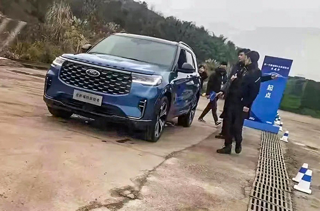 Ford Explorer tại thị trường Trung Quốc sở hữu màn hình nội thất đặc biệt?