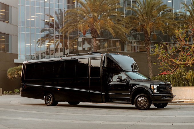 Nội thất như chuyên cơ của xe bán tải triệu đô