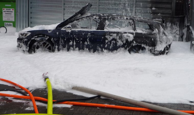 Ôtô bùng cháy khi nữ tài xế dùng máy hút bụi rút xăng khỏi bình