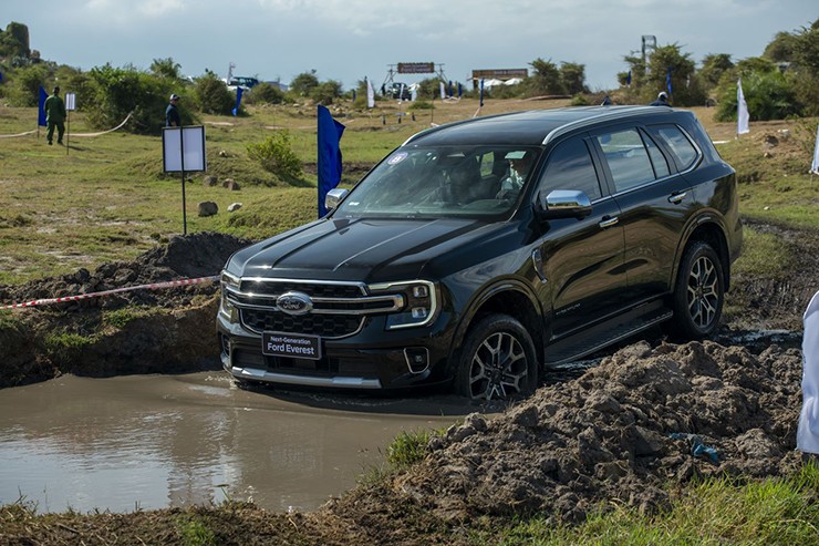 Giá xe Ford Everest niêm yết và lăn bánh tháng 2/2024