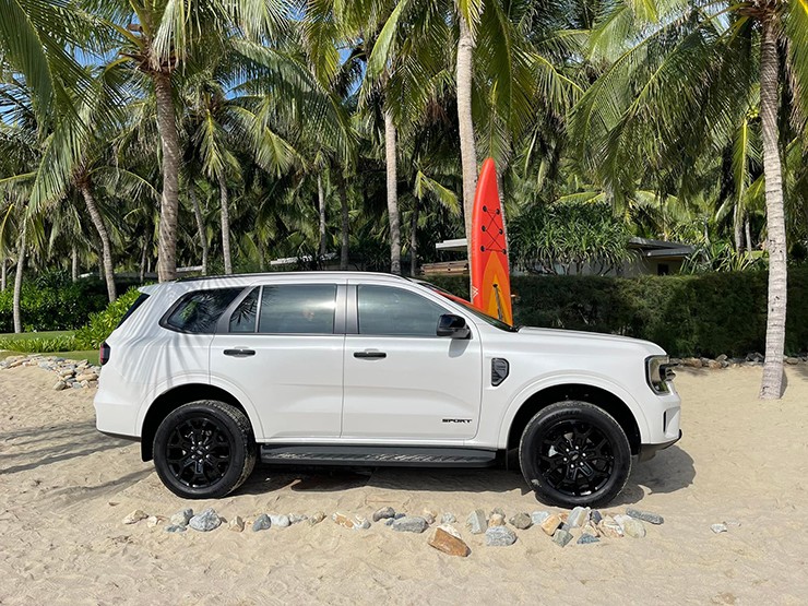 Giá xe Ford Everest niêm yết và lăn bánh tháng 11/2023