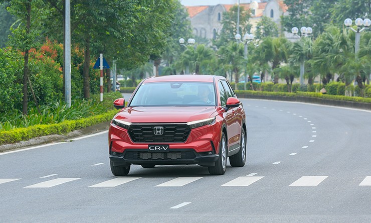 Giá xe Honda CR-V niêm yết và lăn bánh tháng 01/2024