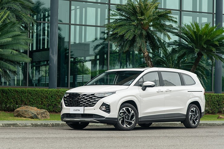 Giá xe Hyundai Custin niêm yết và lăn bánh tháng 2/2024