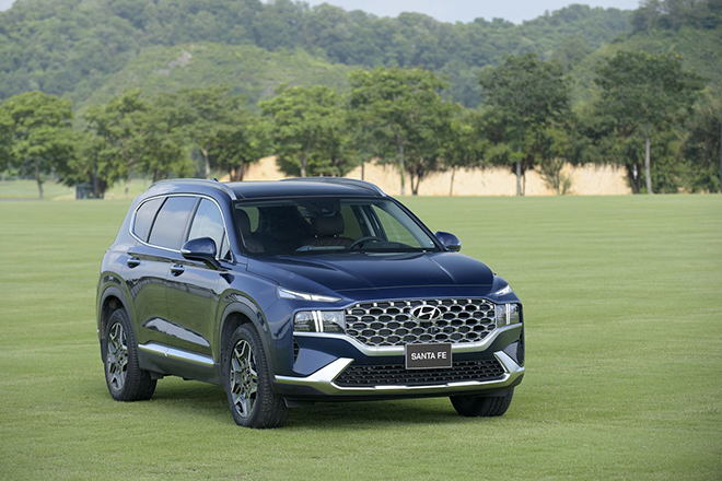 Giá xe Hyundai Santa Fe niêm yết và lăn bánh tháng 6/2022