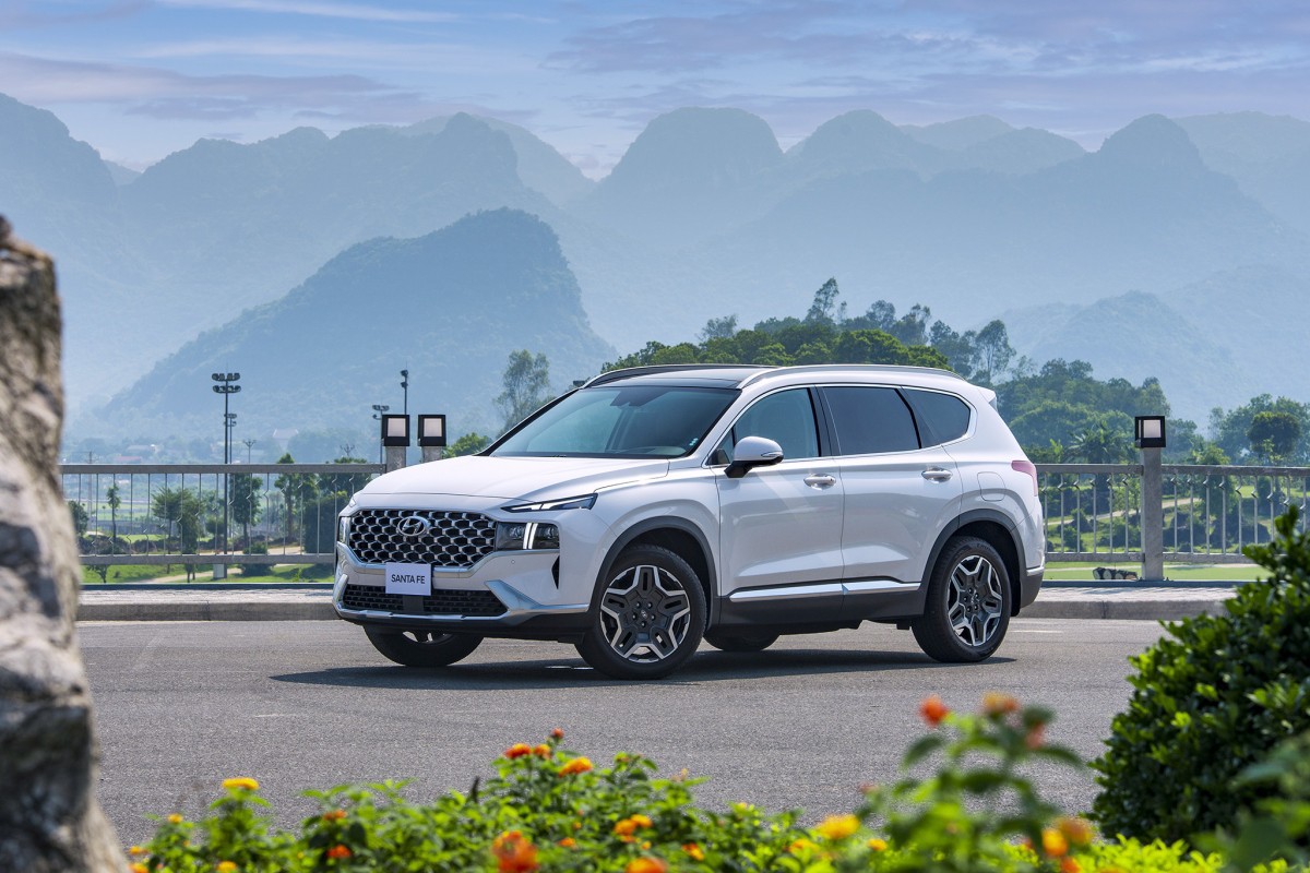 Giá xe Hyundai Santa Fe niêm yết và lăn bánh tháng 11/2023, giảm 50% LPTB