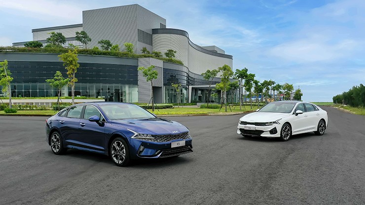 Giá xe KIA K5 niêm yết tháng 12/2023, ưu đãi 50% lệ phí trước bạ