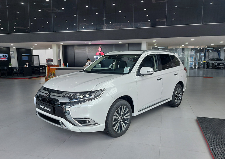 Giá xe Mitsubishi Outlander lăn bánh tháng 1/2023, ưu đãi 50% LPTB