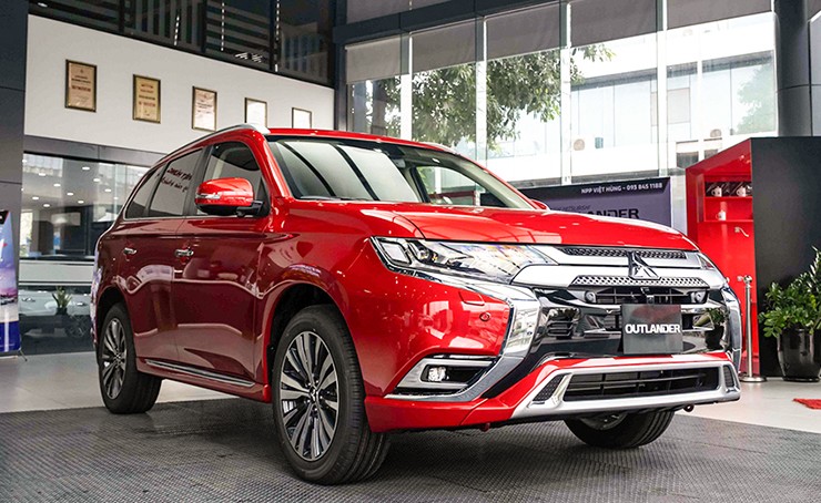 Giá xe Mitsubishi Outlander lăn bánh tháng 1/2024, giảm 50% LPTB