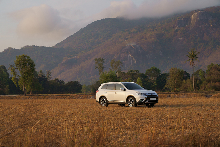 Giá xe Mitsubishi Outlander tháng 10/2022, tặng phiếu nhiên liệu và Camera 360