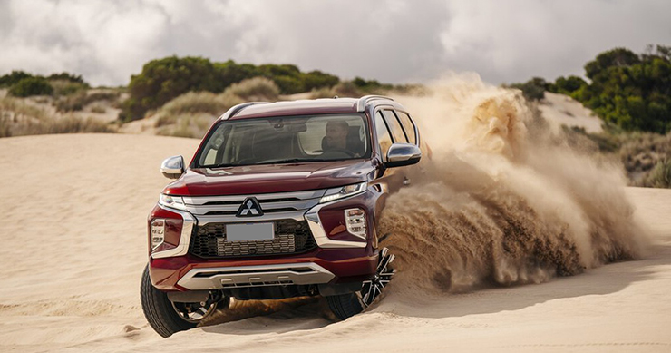 Giá xe Mitsubishi Pajero Sport niêm yết và lăn bánh tháng 11/2022