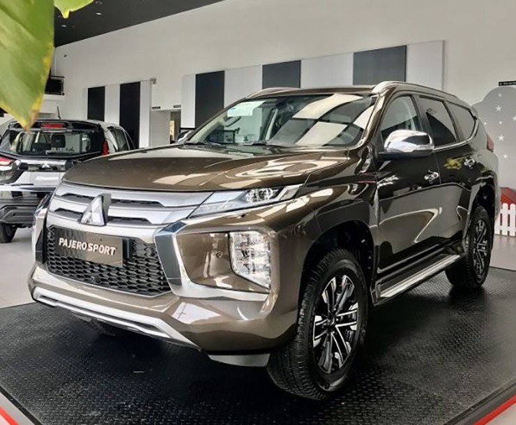 Giá xe Mitsubishi Pajero Sport niêm yết và lăn bánh tháng 9/2023, hỗ trợ 100% LPTB