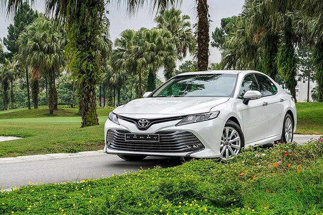 Giá xe Toyota Camry lăn bánh tháng 10/2021