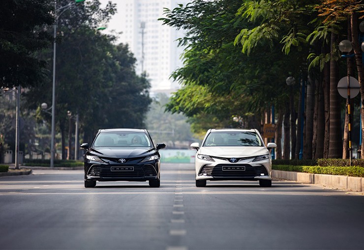 Giá xe Toyota Camry niêm yết và lăn bánh tháng 1/2024