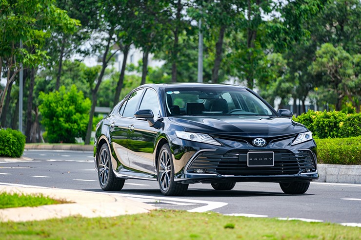 Giá xe Toyota Camry niêm yết và lăn bánh tháng 12/2023