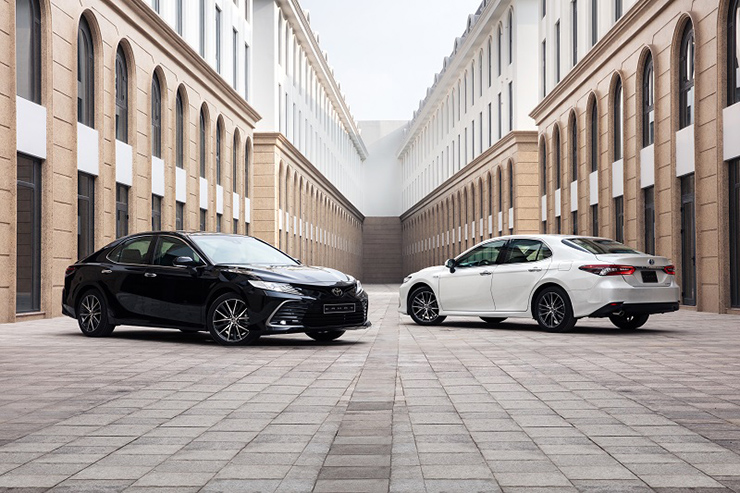 Giá xe Toyota Camry niêm yết và lăn bánh tháng 7/2022