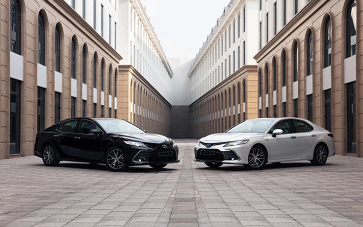 Giá xe Toyota Camry niêm yết và lăn bánh tháng 8/2022