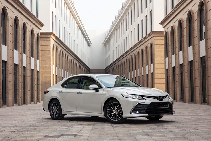 Giá xe Toyota Camry niêm yết và lăn bánh tháng 9/2022