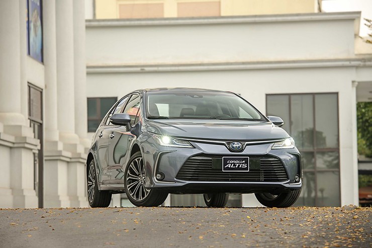 Giá xe Toyota Corolla Altis niêm yết và lăn bánh tháng 3/2024