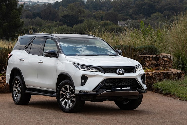 Giá xe Toyota Fortuner lăn bánh tháng 12/2023, giảm 50% LPTB