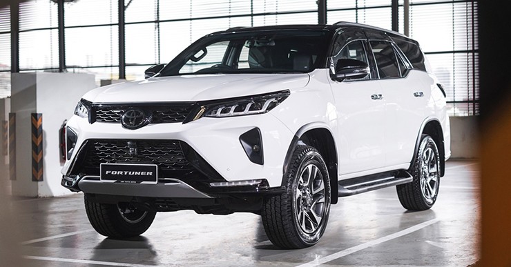 Giá xe Toyota Fortuner lăn bánh tháng 9/2023, giảm 50% phí trước bạ