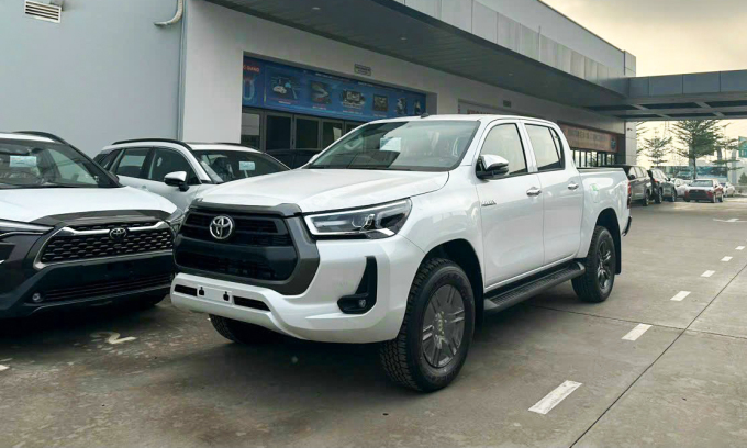 Toyota Hilux trở lại Việt Nam, giá tăng mạnh