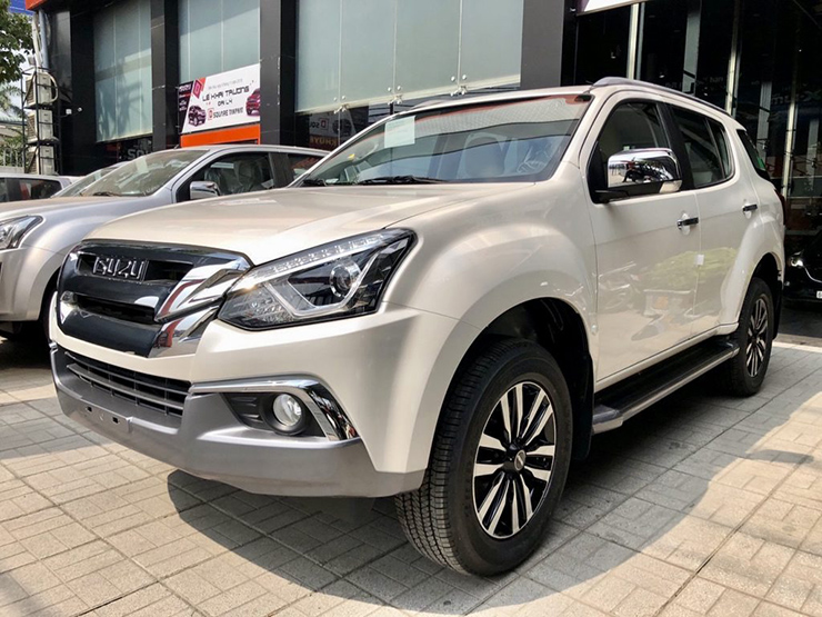 Isuzu Mu-X giảm giá mạnh dọn kho chờ phiên bản mới