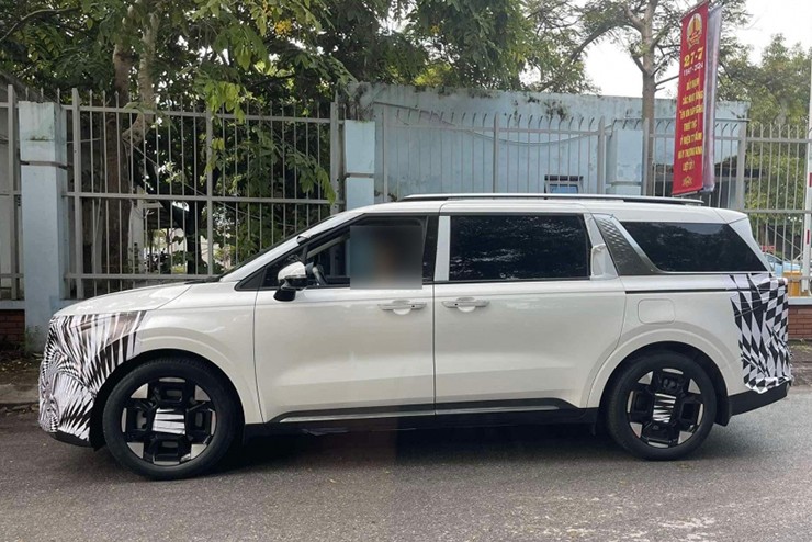 KIA Carnival 2024 bất ngờ xuất hiện tại trung tâm kiểm định khí thải ở Hà Nội