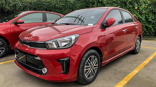 KIA Soluto bản nâng cấp có mặt tại đại lý, sử dụng logo mới