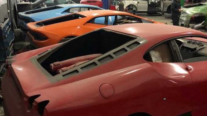 Dàn Lamborghini và Ferrari trong xưởng chuyên chế tạo siêu xe giả