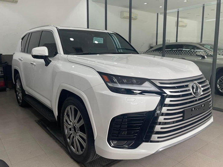 Lexus LX600 lên sàn xe cũ, thu hút nhiều người thừa tiền