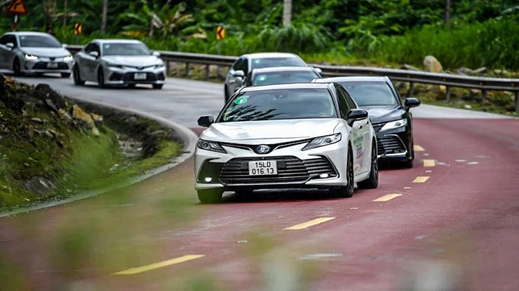 Loạt xe Toyota tham gia hành trình Tây bắc thử thách động cơ Hybrid