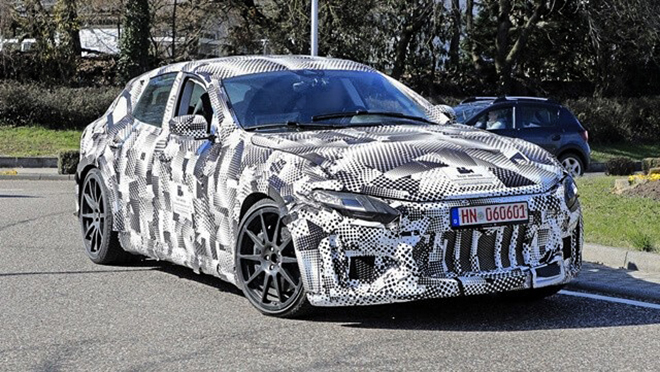 Mẫu xe SUV đầu tiên của Ferrari bị bắt gặp trên đường thử