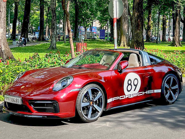 Mẫu xe đặc biệt Porsche 911 Targa 4S Heritage được chào bán dạng xe lướt