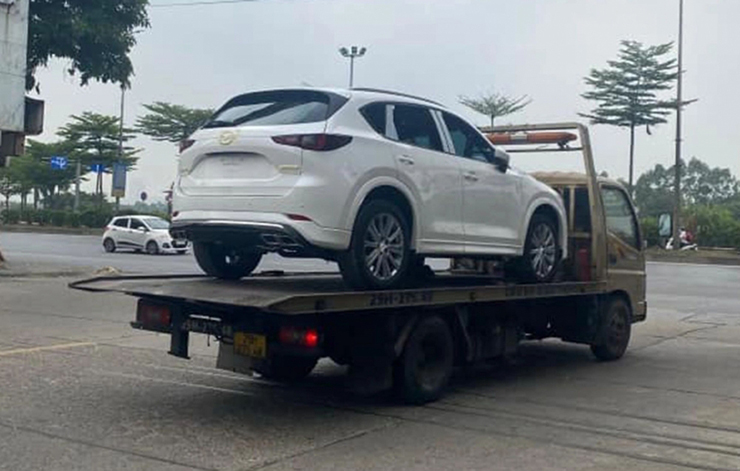 Mazda CX-5 2023 lộ diện tại Việt Nam, được vận chuyển bằng xe chuyên dụng