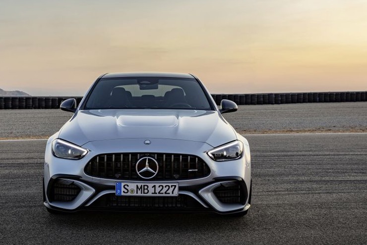 Mercedes-Benz nhận cọc mẫu xe hiệu suất cao AMG C63 SE tại Việt Nam