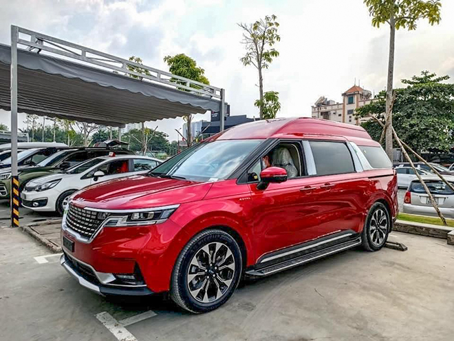 Phiên bản cao cấp Royal của dòng xe KIA Carnival tại đại lý, giá bán hơn 2,4 tỷ đồng