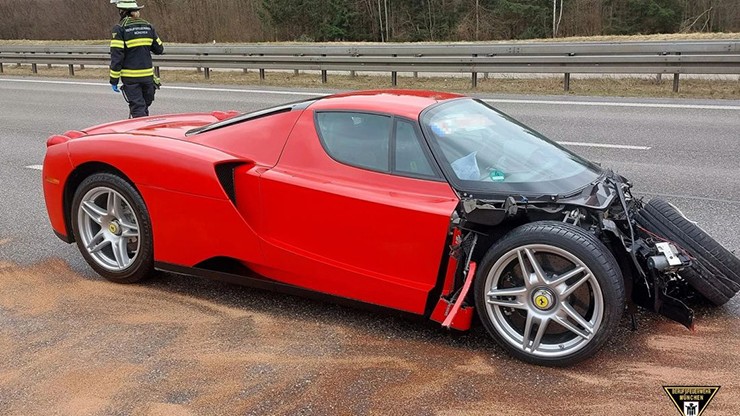 Siêu phẩm triệu đô Ferrari Enzo bị tai nạn vì nguyên nhân khó đỡ