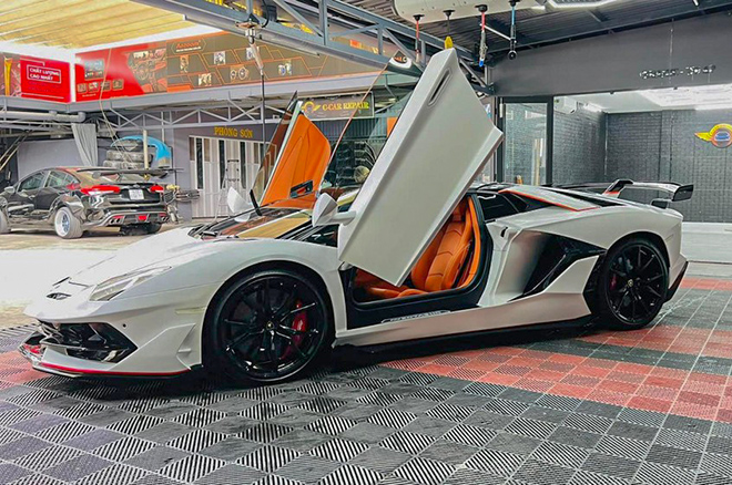 Siêu xe Lamborghini Aventador mui trần nâng cấp bodykit hầm hố tại Việt Nam